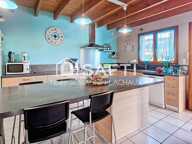 Très belle maison familiale de plain-pied avec piscine et double garage, idéale pour profiter d'un cadre de vie confortable et convivial. — photo 2