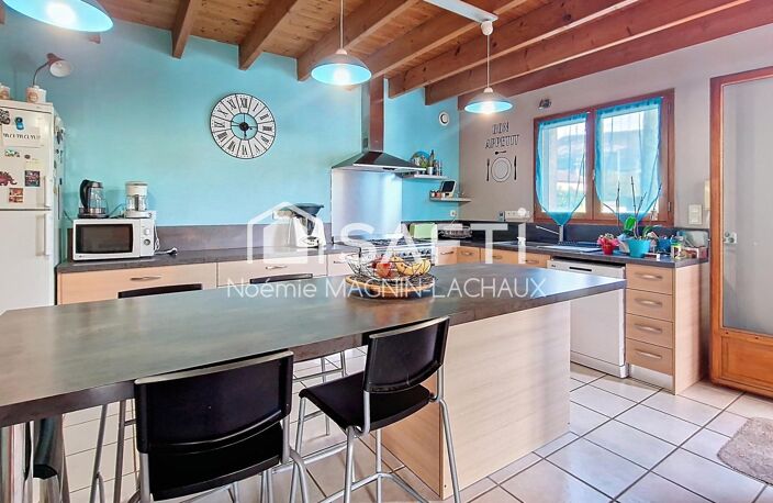 Très belle maison familiale de plain-pied avec piscine et double garage, idéale pour profiter d'un cadre de vie confortable et convivial. — photo 2
