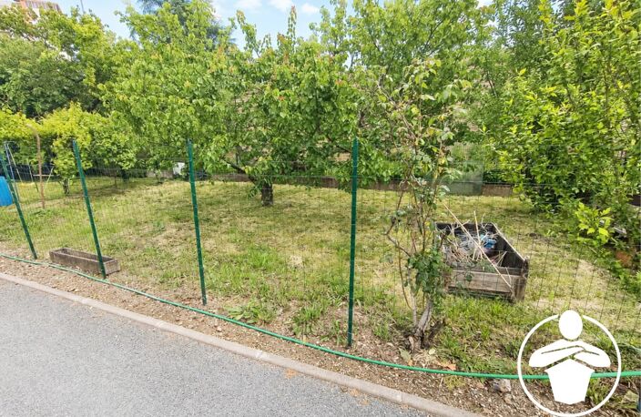 À vendre à Agen : Ensemble immobilier sur un terrain de 922 m² – Maison principale sur 3 niveaux avec appartement T3 loué — photo 2