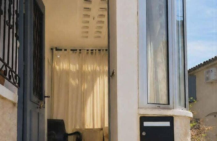 Maison de village avec terrasse, véranda, caves, garage et stationnement. — photo 3