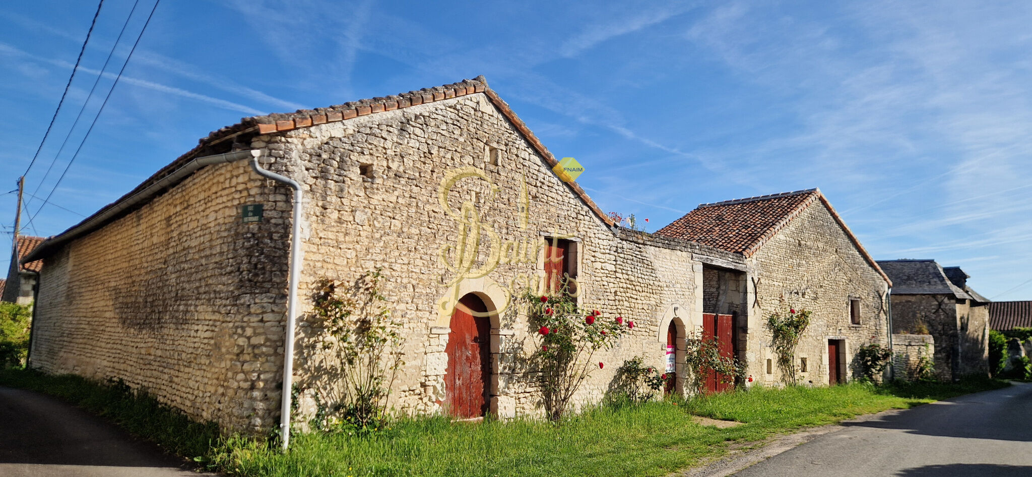 CHARMANT ENSEMBLE DE BATIS EN PIERRE A RESTAURER