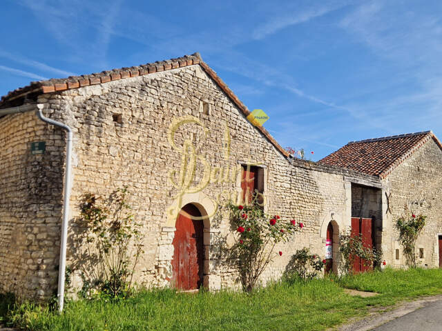 CHARMANT ENSEMBLE DE BATIS EN PIERRE A RESTAURER — photo du bien