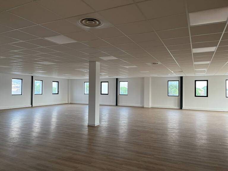 Bureaux  810 m2 divisible à partir de 139 m2 — photo 1