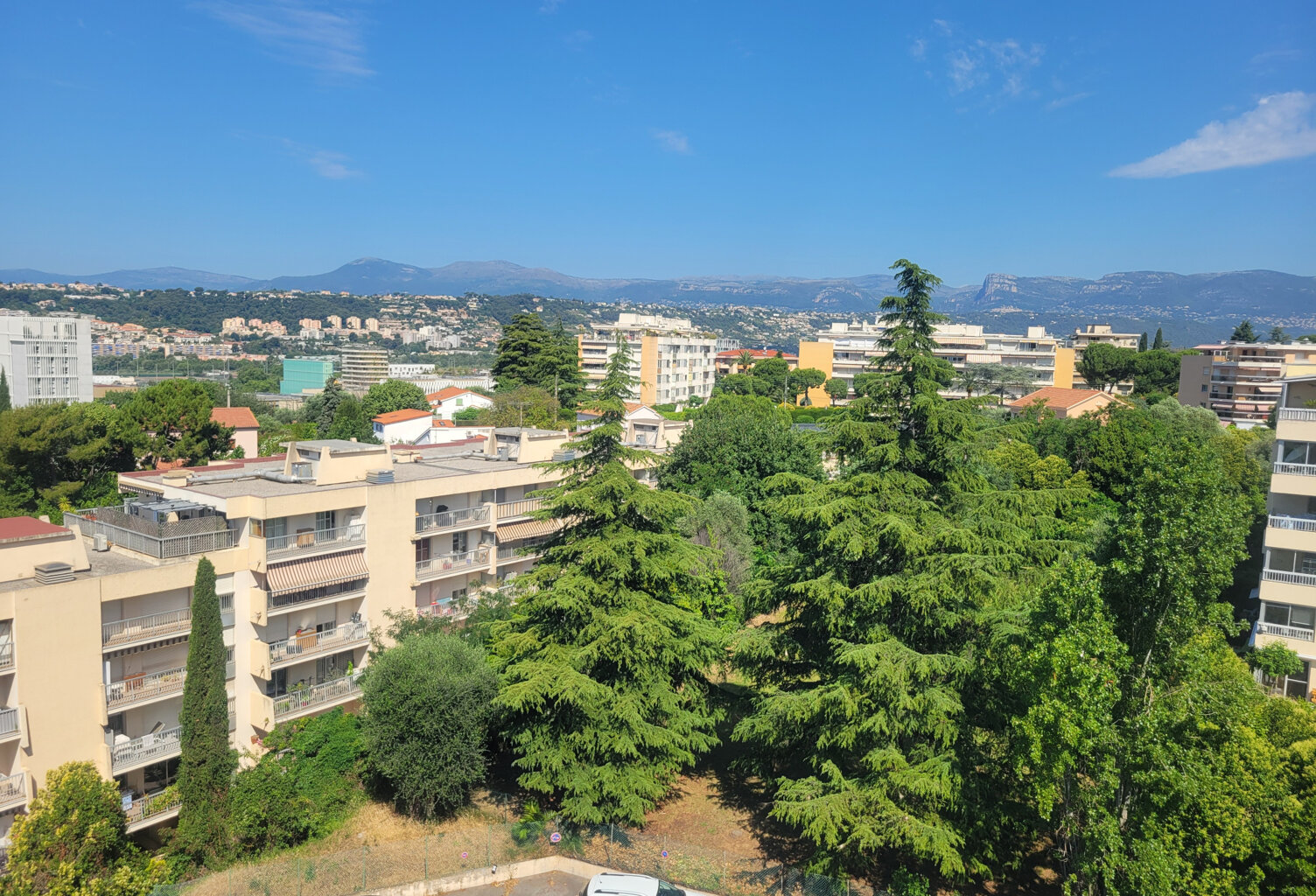 Nice Ouest, Caucade, au calme, proche écoles et commerces, 4 piéces, dernier étage, terrasse, cave, parking — photo 1