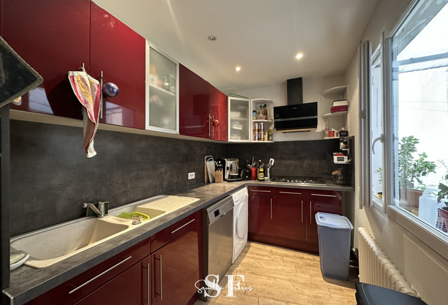 AGEN HYPER CENTRE - IMMEUBLE AVEC LOCAL COMMERCIAL ET POSSIBILITE DE 3 APPARTEMENTS — photo 1