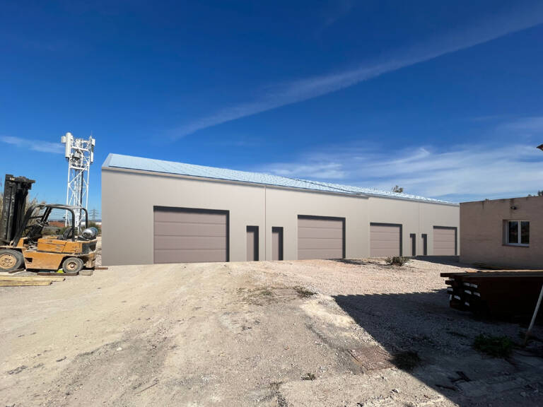 SAINT VICTORET - Entrepôt avec mezzanine de 223.48 à 294.01m2 - ZONE ARTISANALE — photo 1