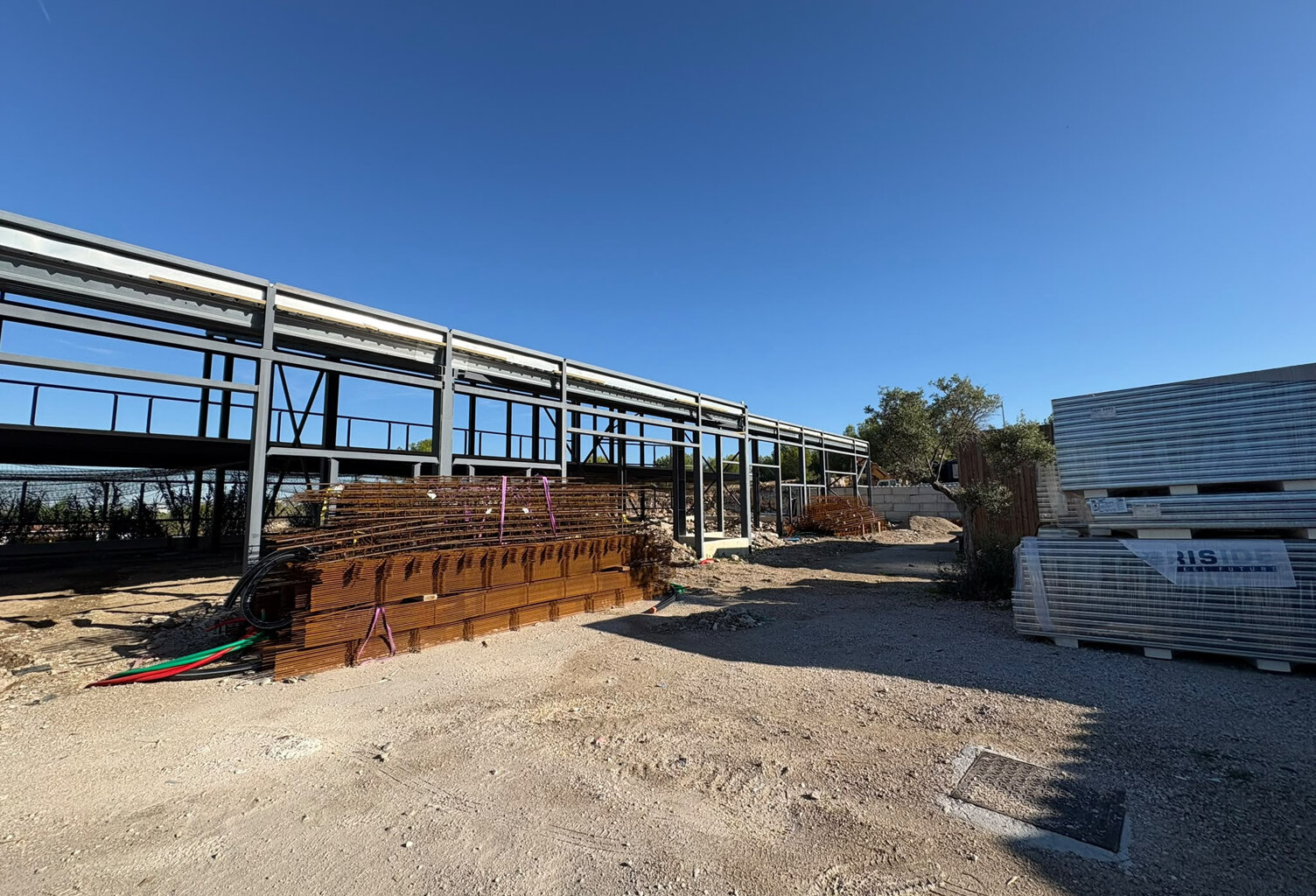 SAINT VICTORET - Entrepôt avec mezzanine de 223.48 à 294.01m2 - ZONE ARTISANALE — photo 1