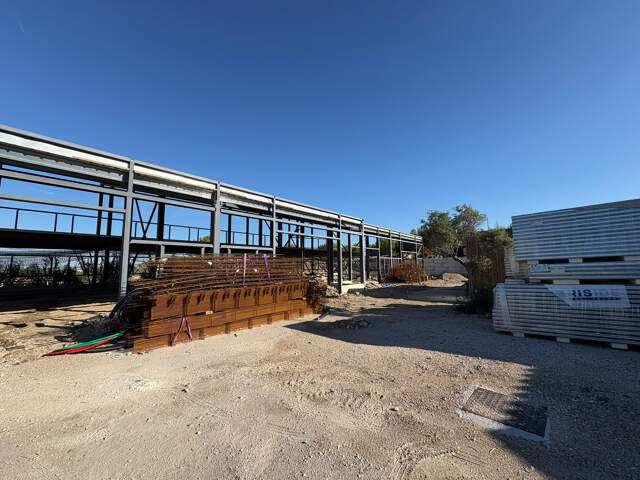 SAINT VICTORET - Entrepôt avec mezzanine de 223.48 à 294.01m2 - ZONE ARTISANALE — photo du bien