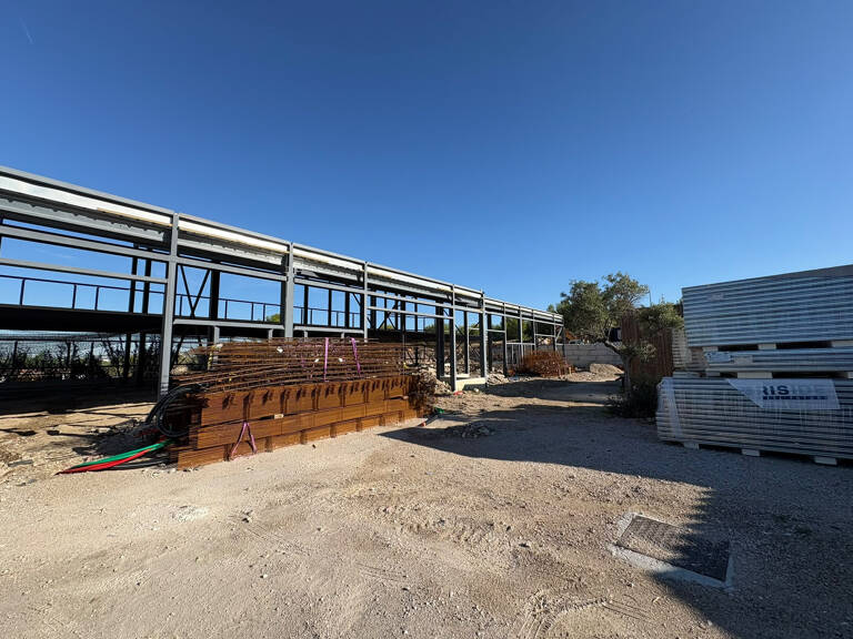 SAINT VICTORET - Entrepôt avec mezzanine de 223.48 à 294.01m2 - ZONE ARTISANALE — photo 1