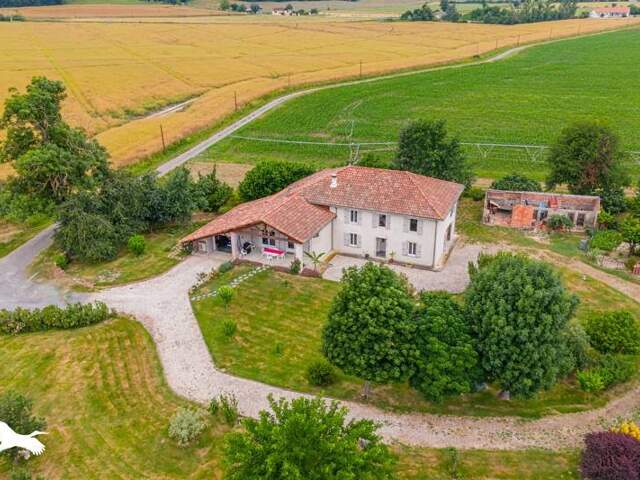 Maison en pierre de 10 pièces principales — photo du bien