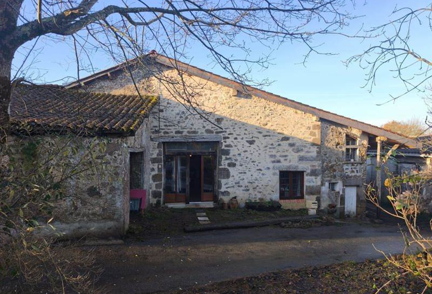 Maison en pierre de 3 pièces principales — photo 1