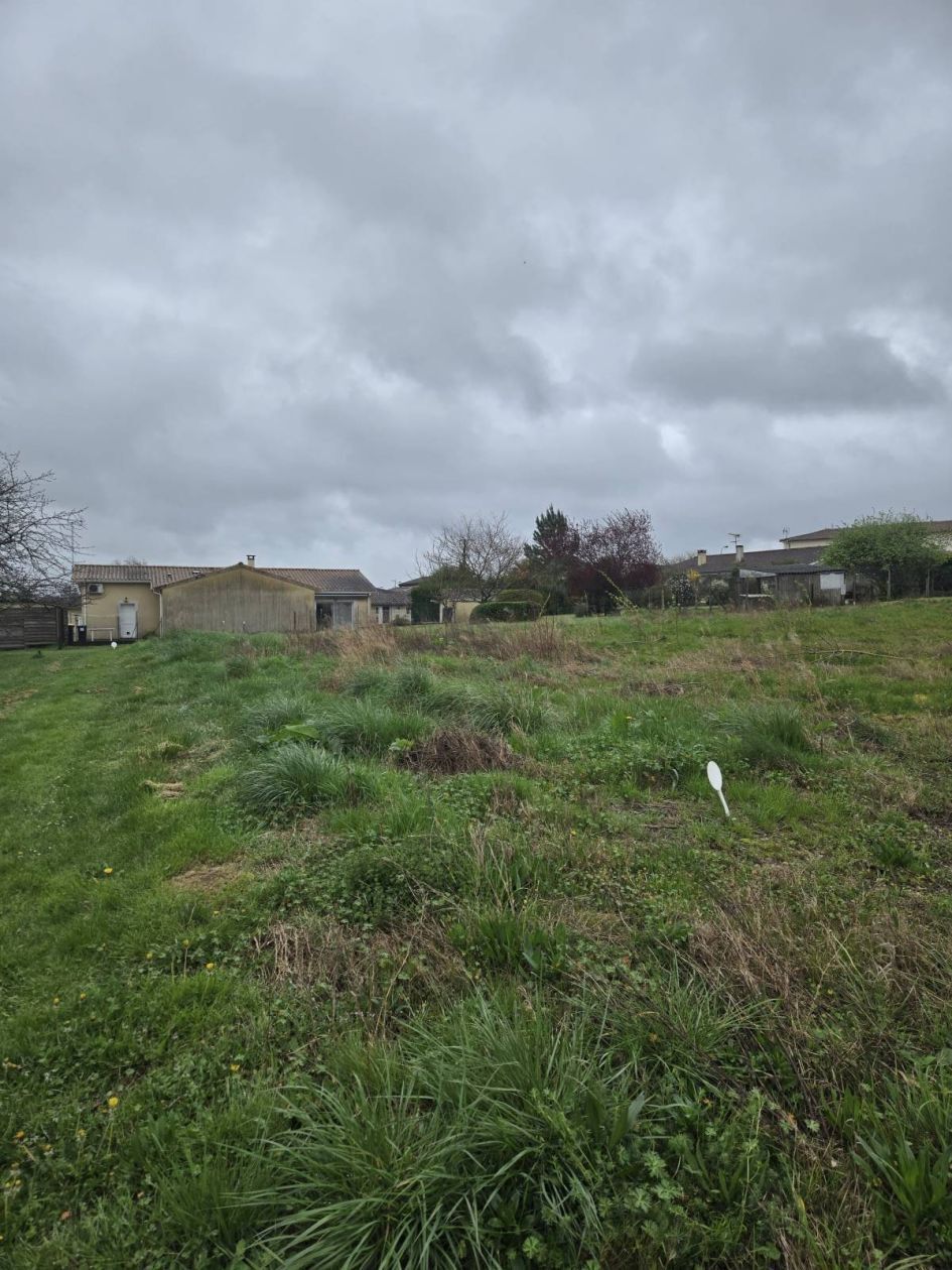 Terrain à bâtir de 700 m² à SAINT-MAGNE (33)