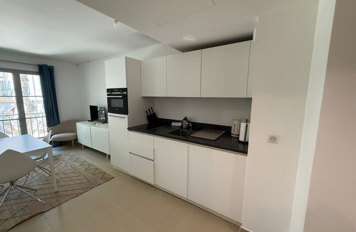 SAINT-TROPEZ – PLACE DES LICES – STUDIO DE STANDING AVEC BALCON ET GARAGE — photo 2