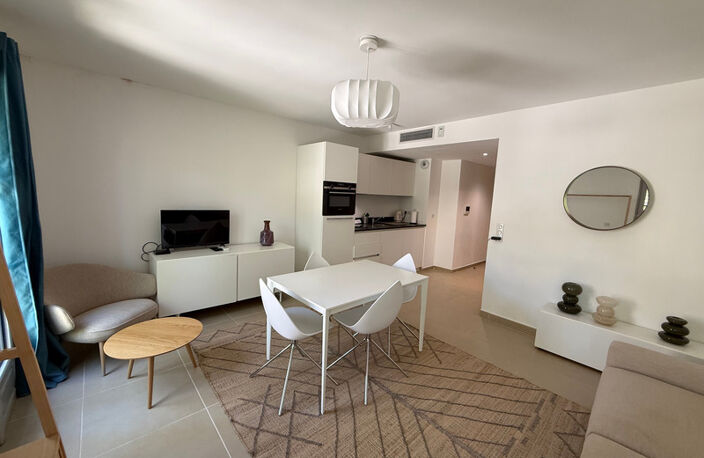 SAINT-TROPEZ – PLACE DES LICES – STUDIO DE STANDING AVEC BALCON ET GARAGE — photo 4