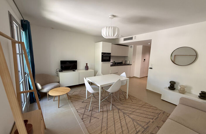 SAINT-TROPEZ – PLACE DES LICES – STUDIO DE STANDING AVEC BALCON ET GARAGE — photo 5