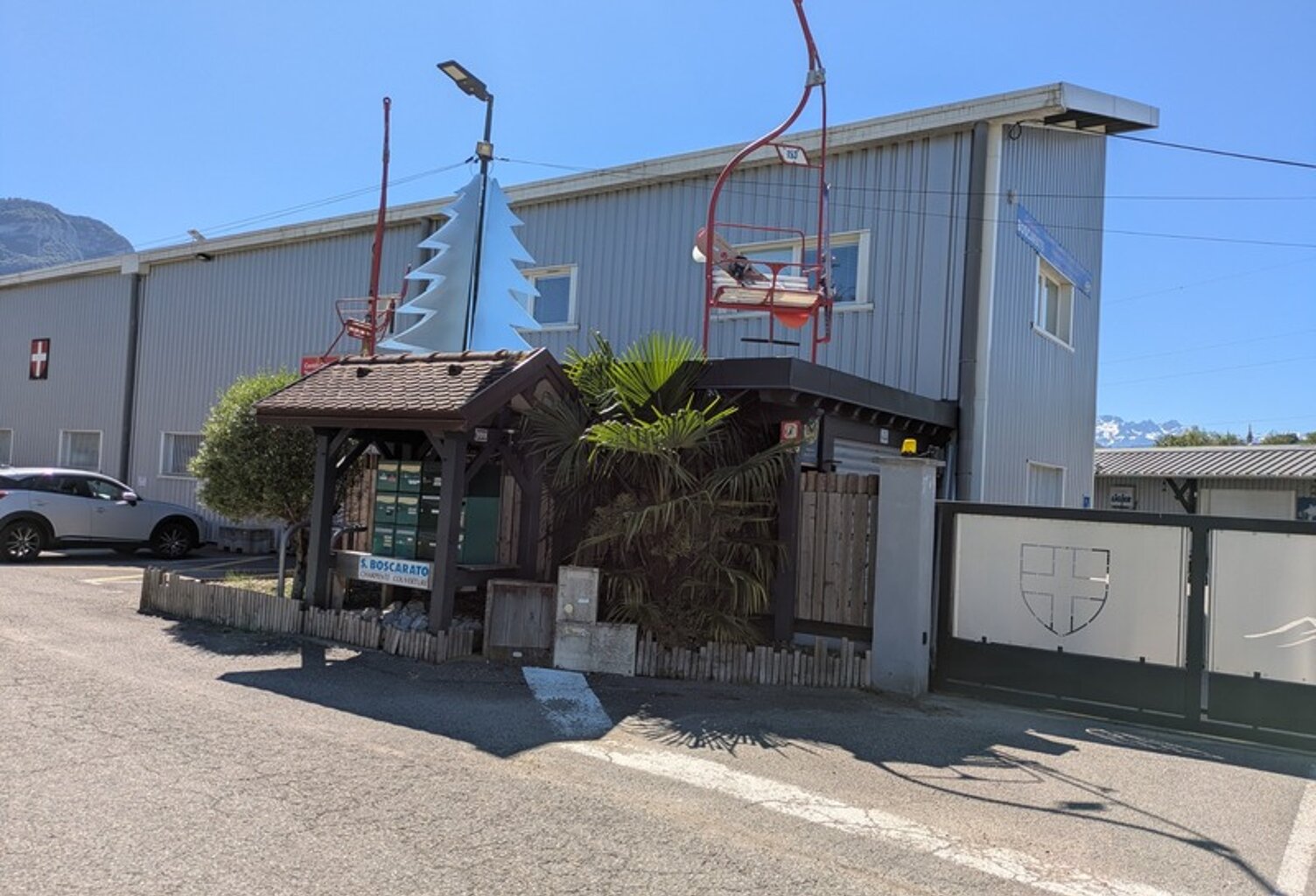 Locaux d'activités et bureaux loués à vendre SAINT JEOIRE PRIEURE (73) — photo 1