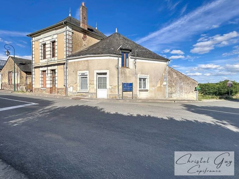 MONTVAL SUR LOIR (72) Maison de village à vendre 5 chambres, grange, appentis, cave et 1345 m² de terrain — photo 1