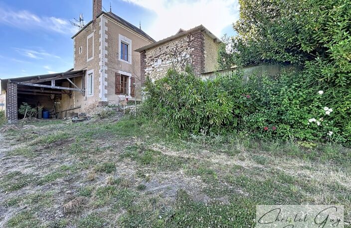 MONTVAL SUR LOIR (72) Maison de village à vendre 5 chambres, grange, appentis, cave et 1345 m² de terrain — photo 2