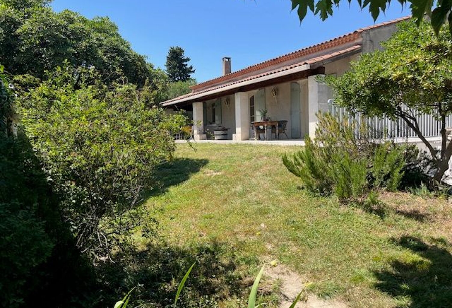 Châteaurenard, Grande villa avec avec garage, studio, piscine/pool house — photo 1