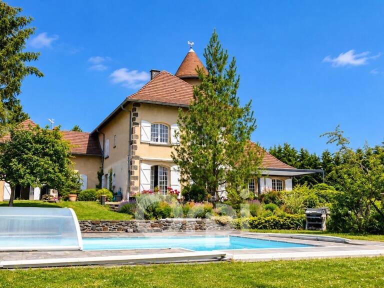 Petit château de caractère avec piscine, parc de 8 500 m² et vue panoramique sur le Puy de Dôme — photo 1