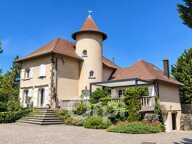 Petit château de caractère avec piscine, parc de 8 500 m² et vue panoramique sur le Puy de Dôme — photo 2