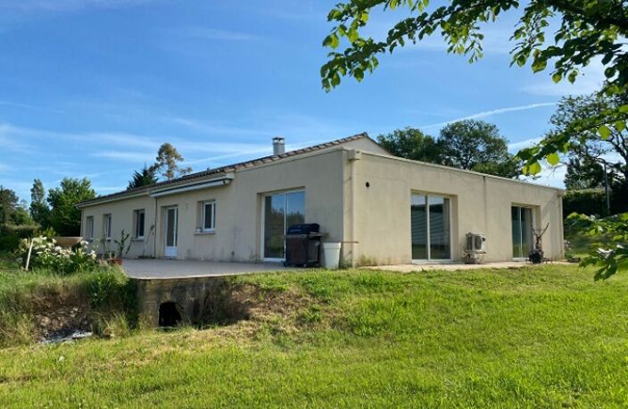 PERIGORD NOIR JOLIE MAISON DE 220 M² SH, 4 CHAMBRES DONT UNE SUITÉE, BELLES PIECES DE VIE, CUISINE ÉQUIPÉE, SALLE DE BIEN-ÊTRE AVEC PISCINE ET HAMMAM LE TOUT SUR 8 545 M²..     — photo 2