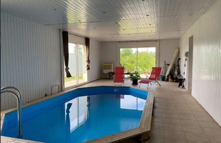 PERIGORD NOIR JOLIE MAISON DE 220 M² SH, 4 CHAMBRES DONT UNE SUITÉE, BELLES PIECES DE VIE, CUISINE ÉQUIPÉE, SALLE DE BIEN-ÊTRE AVEC PISCINE ET HAMMAM LE TOUT SUR 8 545 M²..     — photo 3