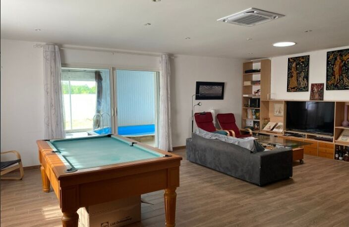 PERIGORD NOIR JOLIE MAISON DE 220 M² SH, 4 CHAMBRES DONT UNE SUITÉE, BELLES PIECES DE VIE, CUISINE ÉQUIPÉE, SALLE DE BIEN-ÊTRE AVEC PISCINE ET HAMMAM LE TOUT SUR 8 545 M²..     — photo 4