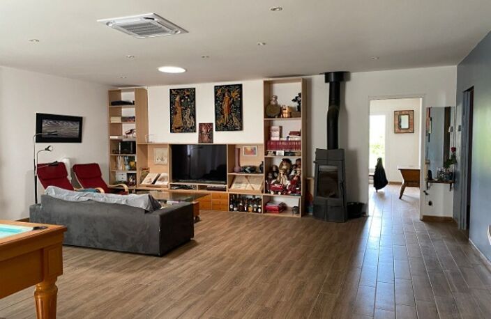 PERIGORD NOIR JOLIE MAISON DE 220 M² SH, 4 CHAMBRES DONT UNE SUITÉE, BELLES PIECES DE VIE, CUISINE ÉQUIPÉE, SALLE DE BIEN-ÊTRE AVEC PISCINE ET HAMMAM LE TOUT SUR 8 545 M²..     — photo 5