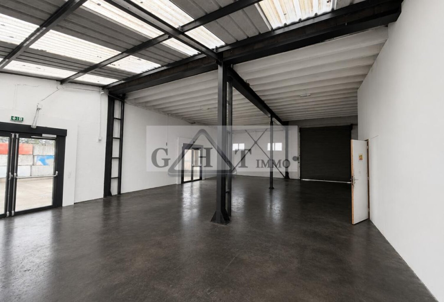 ENTREPOT DE 250 M² + 150 M² EXTERIEUR A LOUER - FONTENAY TRESIGNY — photo 1