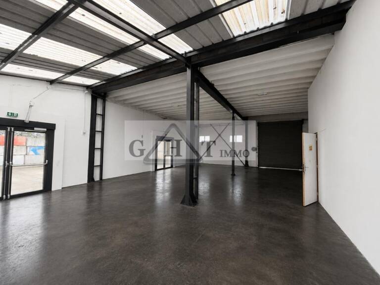 ENTREPOT DE 250 M² + 150 M² EXTERIEUR A LOUER - FONTENAY TRESIGNY — photo 1