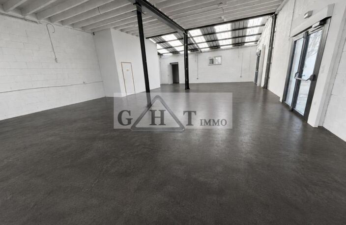 ENTREPOT DE 250 M² + 150 M² EXTERIEUR A LOUER - FONTENAY TRESIGNY — photo 2