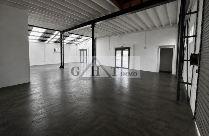 ENTREPOT DE 250 M² + 150 M² EXTERIEUR A LOUER - FONTENAY TRESIGNY — photo 3