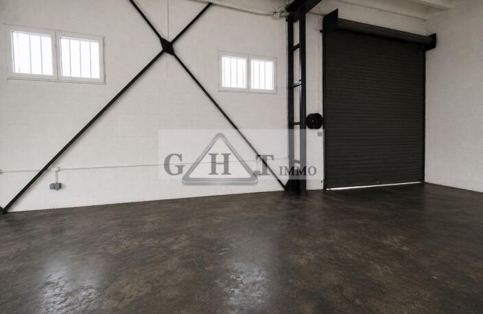 ENTREPOT DE 250 M² + 150 M² EXTERIEUR A LOUER - FONTENAY TRESIGNY — photo 4
