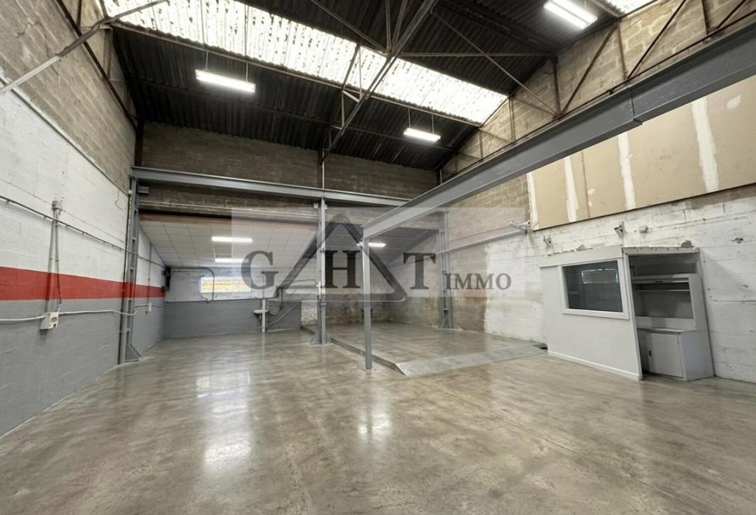 ENTREPOT A LOUER 150 M2 FONTENAY TRESIGNY — photo 1