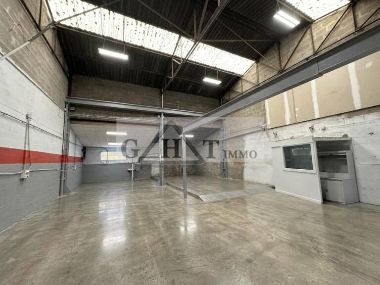 ENTREPOT A LOUER 150 M2 FONTENAY TRESIGNY — photo 1