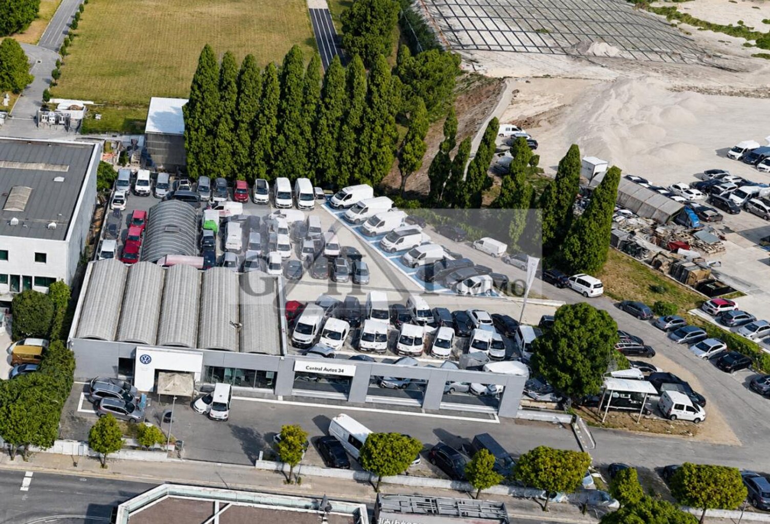 ENTREPOT 2800 M² + 5300 M² TERRAIN A LOUER LES PAVILLONS SOUS BOIS — photo 1
