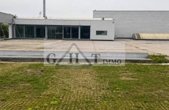 ENTREPOT 2800 M² + 5300 M² TERRAIN A LOUER LES PAVILLONS SOUS BOIS — photo 2