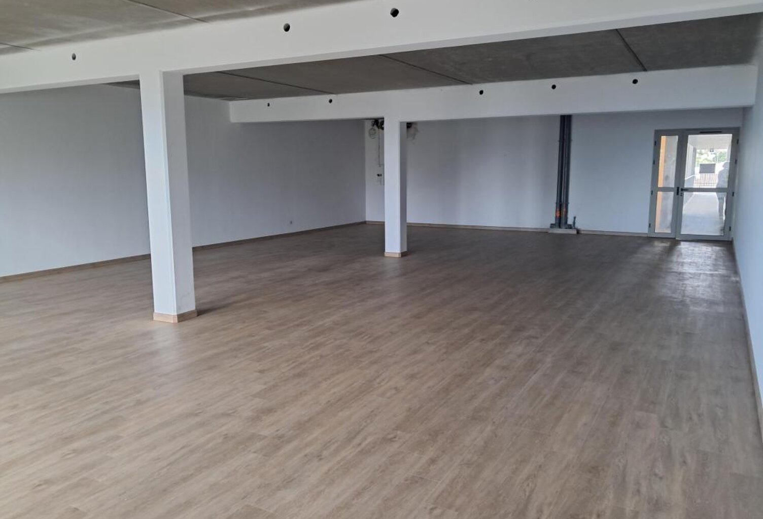 BUREAU 131 M2 A LOUER - L'EPERON — photo 1