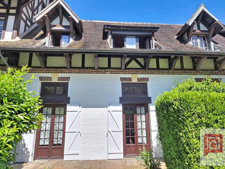Maison de charme avec terrasse et beau potentiel — photo 1