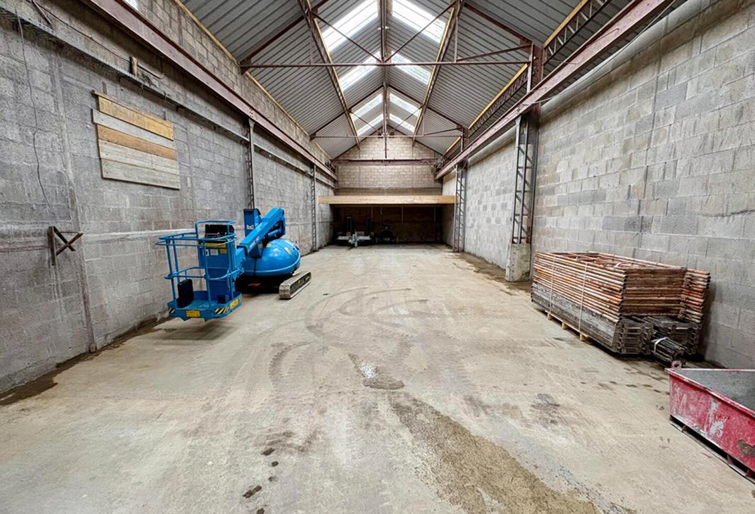 Hangar / Local d'activité avec fort potentiel sur Saint Amour- lot n°1 — photo 1