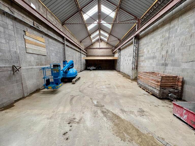 Hangar / Local d'activité avec fort potentiel sur Saint Amour- lot n°1 — photo 1