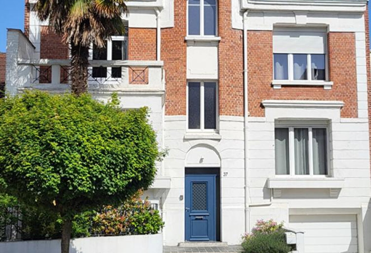Maison de caractère, quartier Remicourt, jardin, grand garage — photo 1