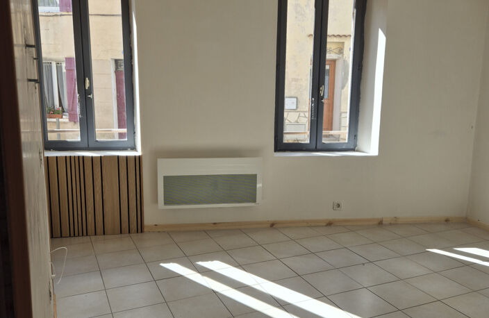 LAMBESC, Maison de village type 3 avec une cave. — photo 2