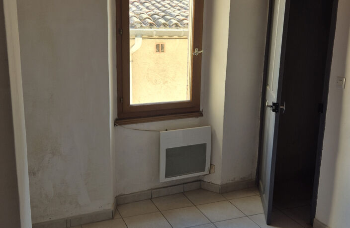 LAMBESC, Maison de village type 3 avec une cave. — photo 4
