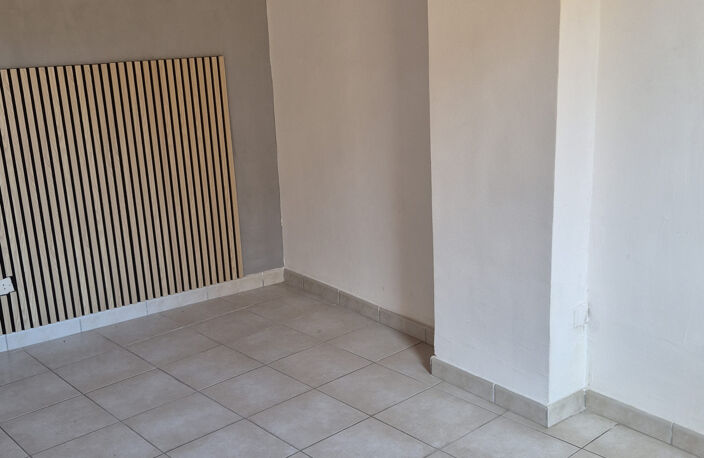LAMBESC, Maison de village type 3 avec une cave. — photo 5