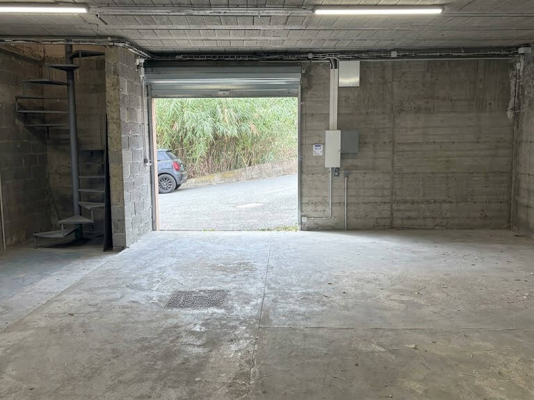 À louer 70m2   Local commercial / dépôt   Le Rouret — photo 1