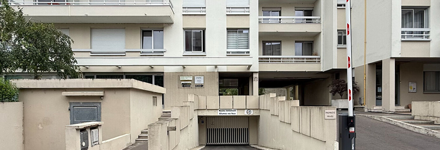 Garage   m² à louer à Reims (51100)