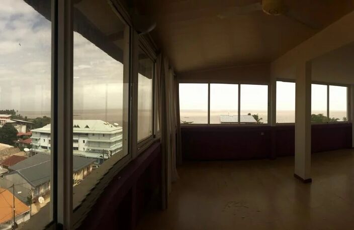 CAYENNE CENTRE-VILLE : APPARTEMENT DE 150 M² HABITABLES SITUÉ AU DERNIER ÉTAGE DE LA RÉSIDENCE AVEC UNE VUE EXCEPTIONNELLE ! — photo 3