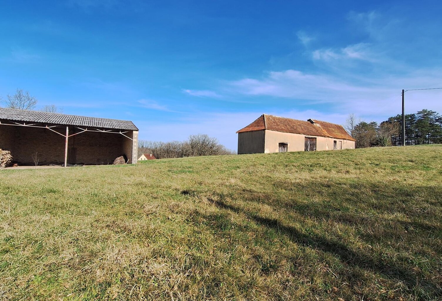 Rare! Grange et  hangar à restaurer sur terrain de 2,6 ha — photo 1